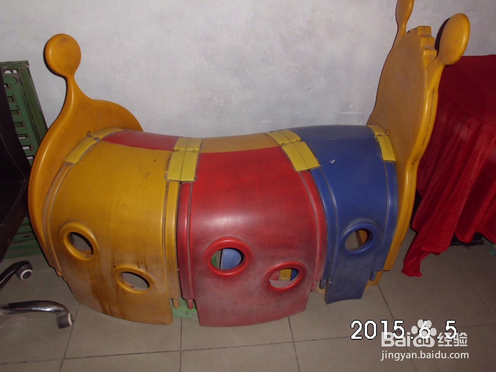 小小班幼儿玩玩具时的安全隐患