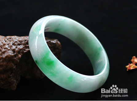 千灵玉篇：怎样选购翡翠手镯