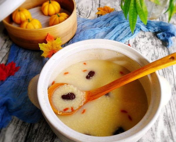南瓜豆沙包、红枣小米粥