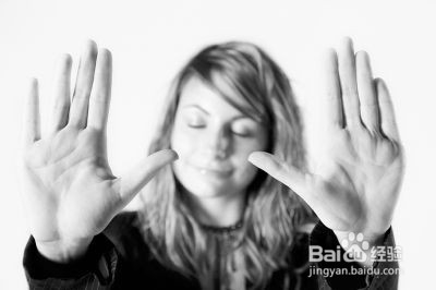 家里有两兄弟，一个大龄啃老怎么办？