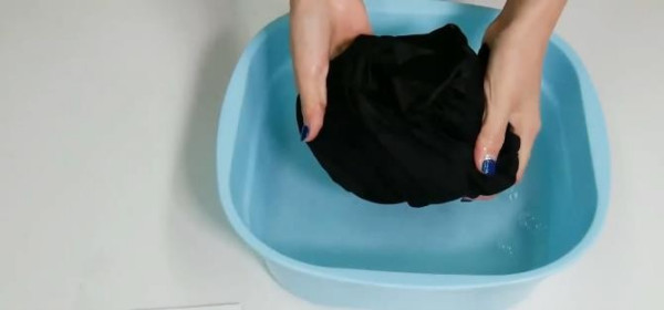 黑色裤子上有白边洗完后变黄了 如何清洗