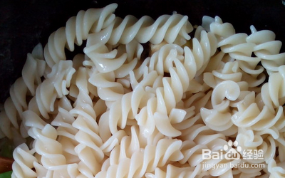 奶香咖喱鸡丁意面的制作方法