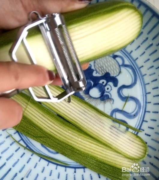 如何做一道凉拌西葫芦。