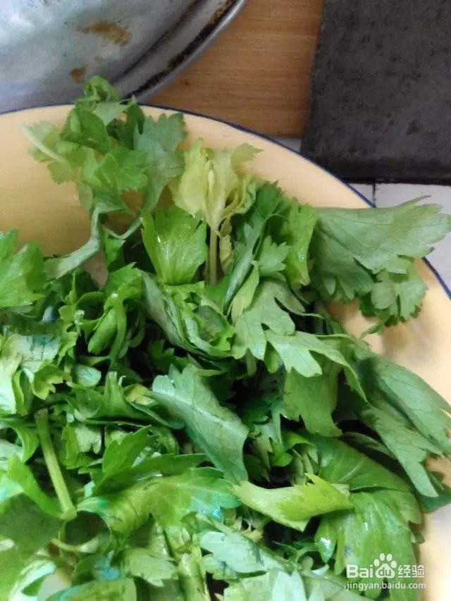 家常芹菜叶肉丝面