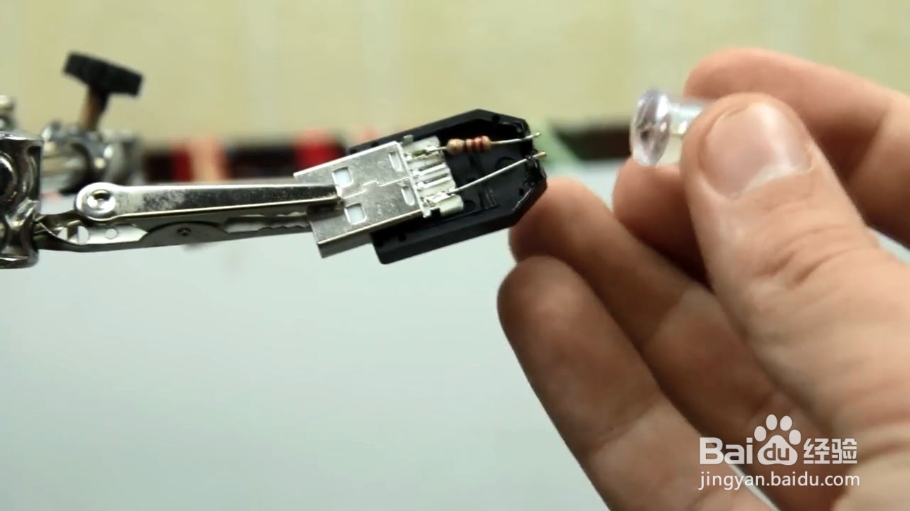 充电器的头没用了不要丢，还能做成小灯泡哦