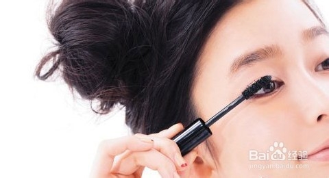 眼影清新换季 效仿T台流行蓝眼妆