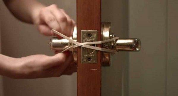 怎么让居家普通门自动关起来