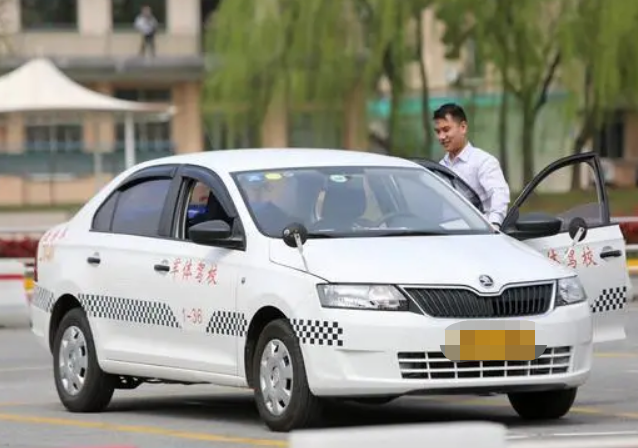 驾驶机动车遇到前方道路中间有停驶车辆时怎么办