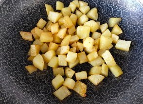 家庭版蒜香孜然土豆的做法
