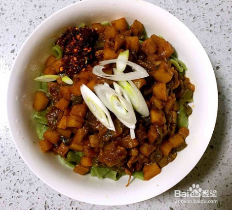 吃面很简单但要吃的好干拌臊子面做起也不简单