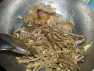 腊肉炒干豆角--做法