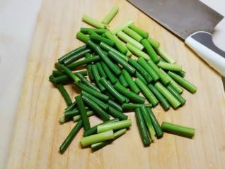 蒜苔炒鱿鱼仔的做法