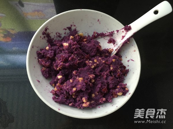 紫薯果仁麻花卷