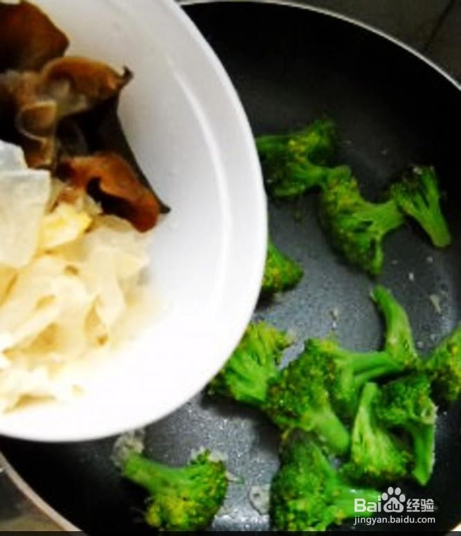 怎样制作兰花双耳炒蛋？