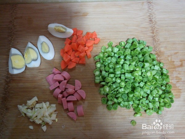 豆角丁炒面包的做法