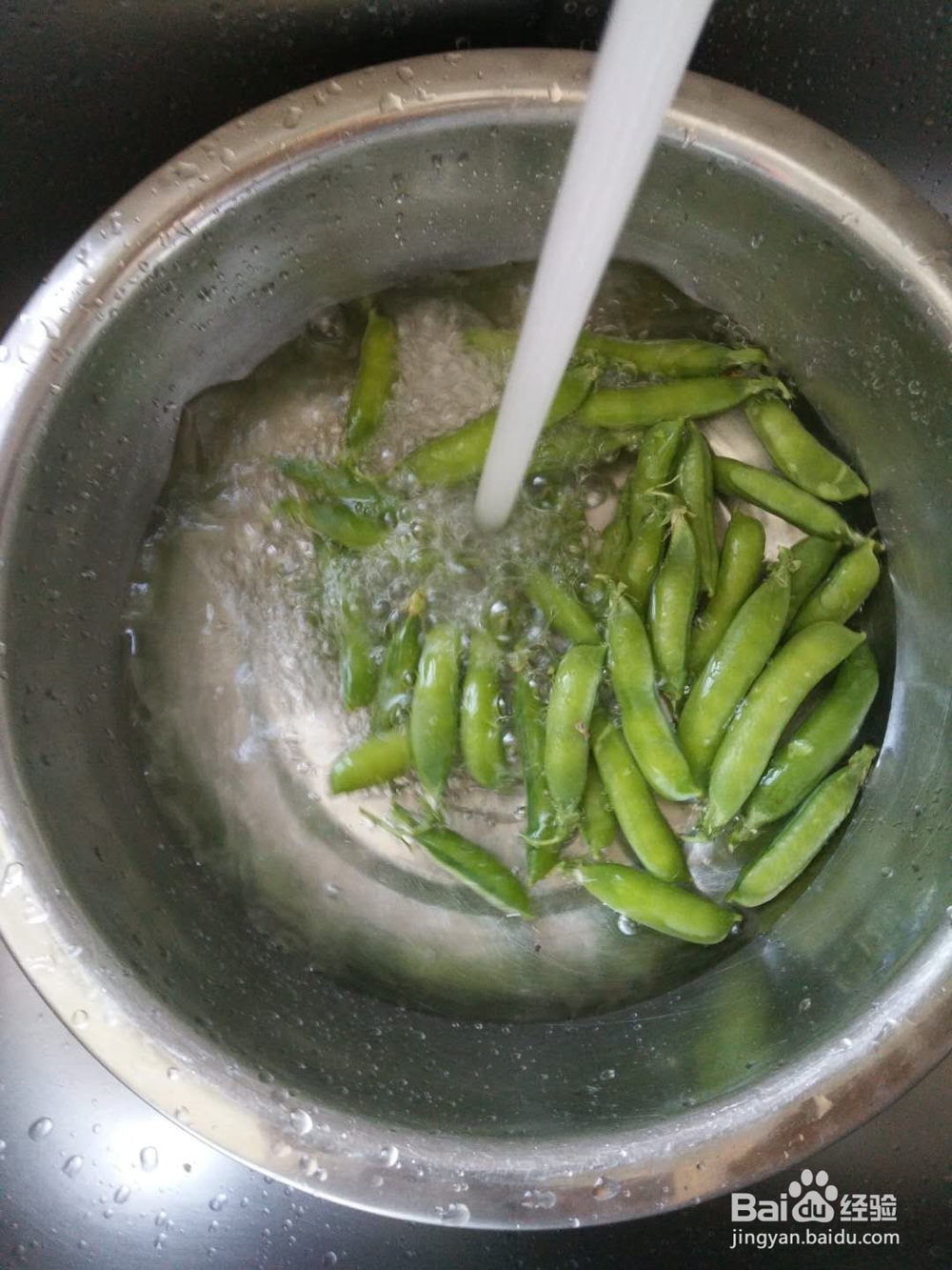 蒸豌豆荚——农家小吃。