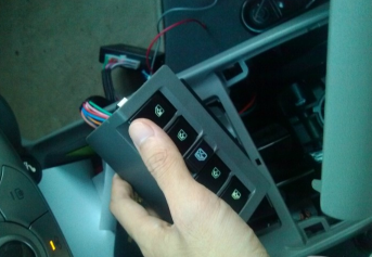 我们自己把升窗变得简单加装自动升窗器