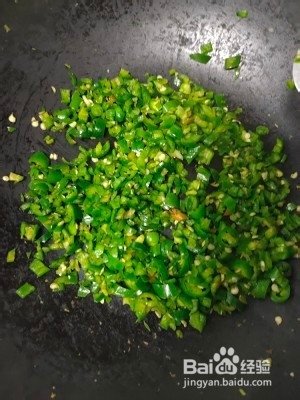 青椒蒜末皮蛋的做法