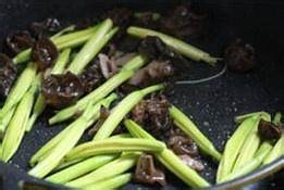 教你怎么做小炒木耳黄花菜