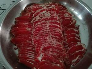 开始切肉,找好横顺丝,根据自己喜欢的大小片,改刀切好装盘即可 2 羊腿