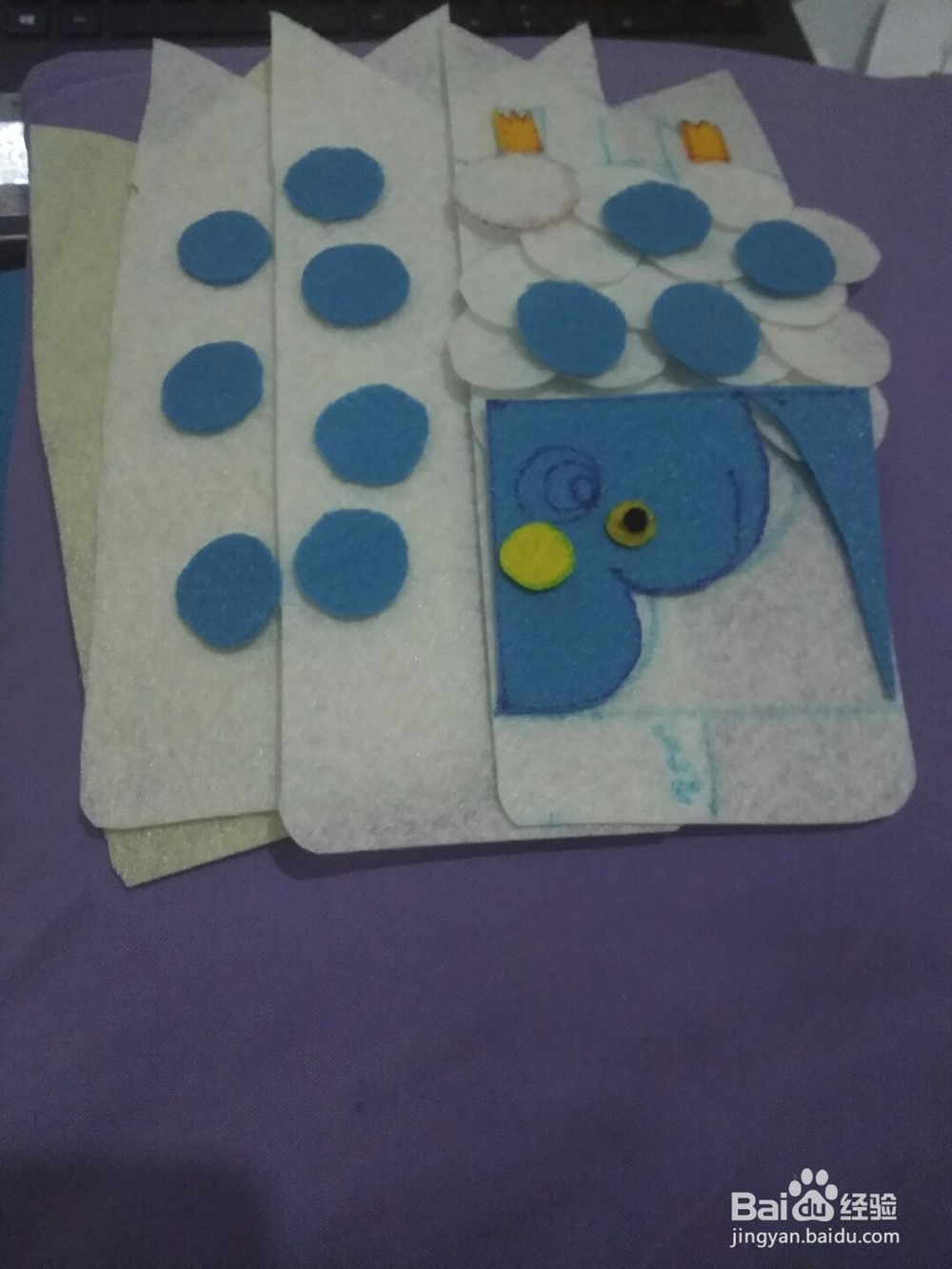 奶奶的巧手制作鲤鱼不织布笔袋