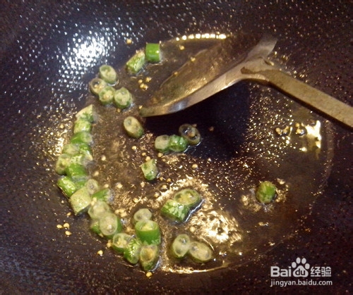 青椒玉米粒炒腊肉的做法
