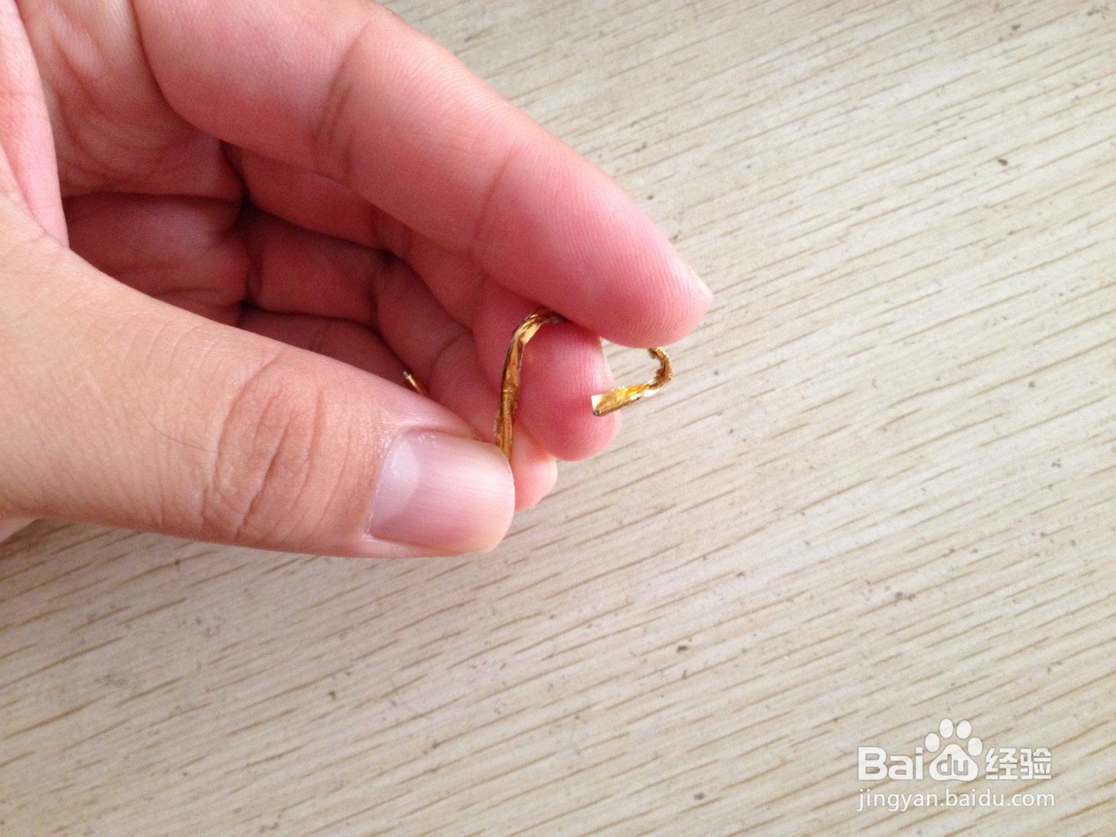 如果用一个面包袋的绑绳折出简易的钢笔的支架