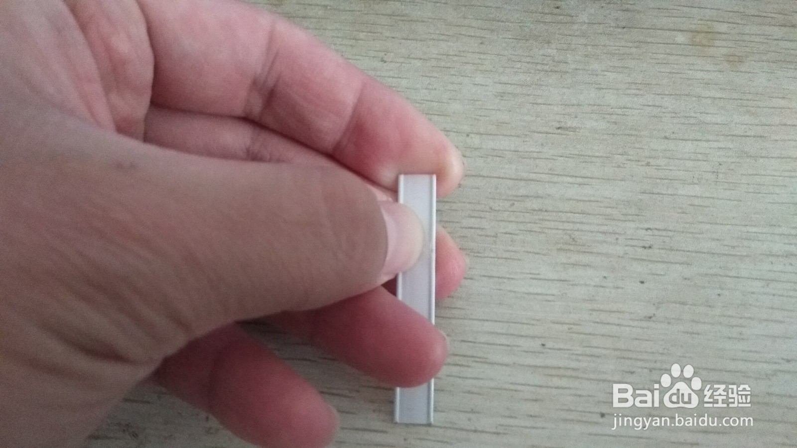 如何用长方形硬塑料做简易中性笔的支架