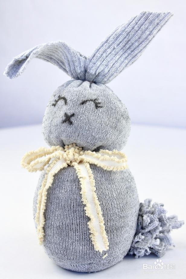 如何用袜子制作一个可爱的兔子玩偶