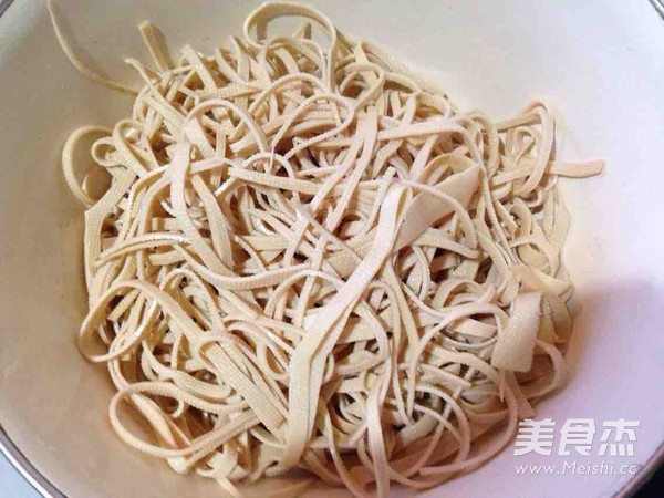 凉拌豆皮的做法
