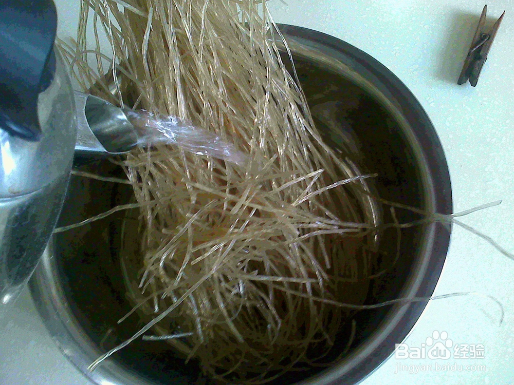 怎样做好炒旱芹菜地瓜粉的备料