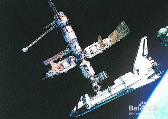 宇宙中空间站怎么固定住