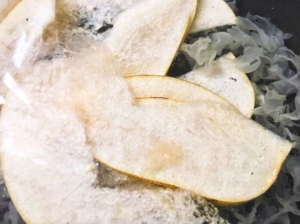 银耳雪梨皂角米甜汤