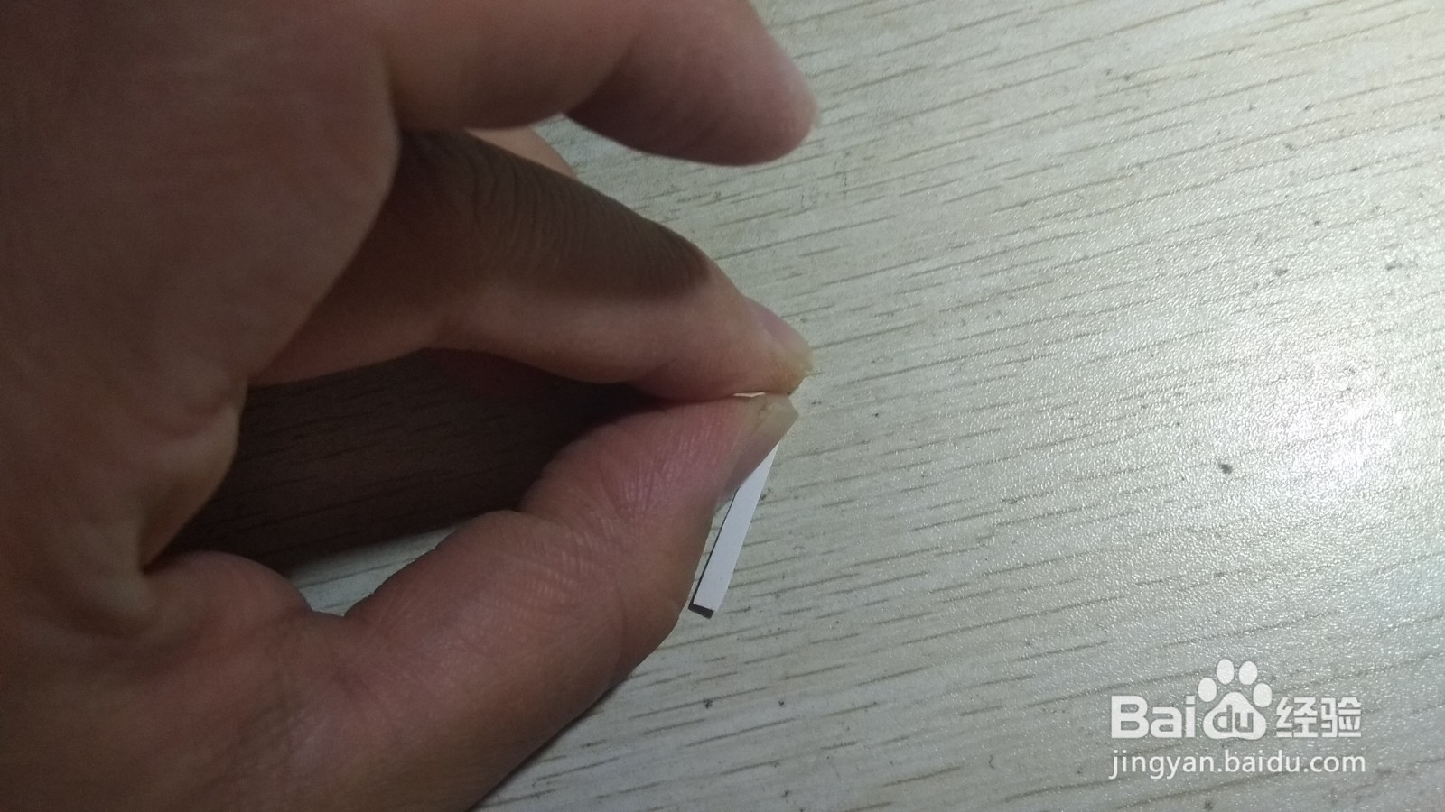 如何用细长的硬卡纸做有弧度的中性笔的支架