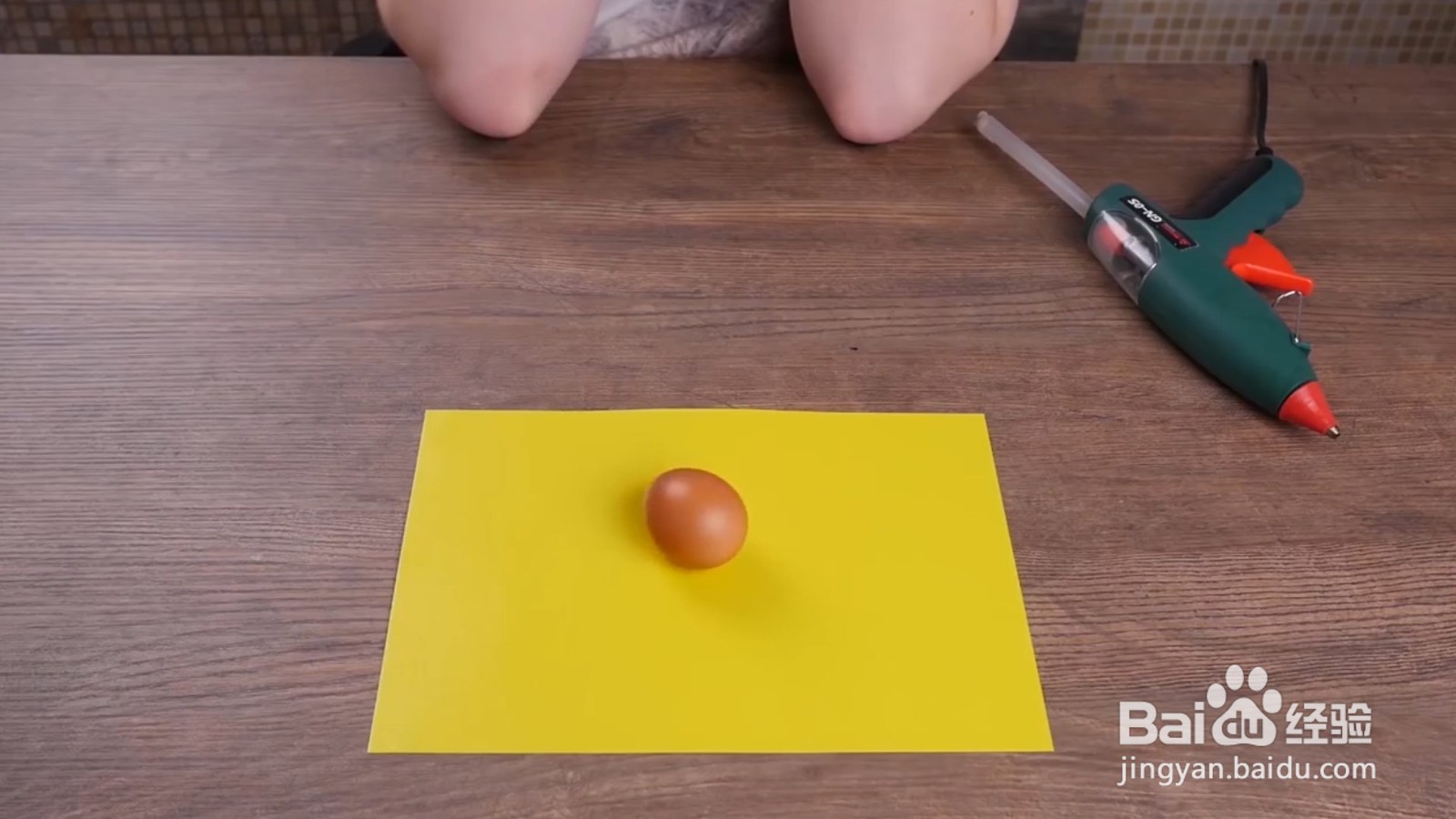 在不敲碎鸡蛋的情况下,怎么使鸡蛋立在桌面上?