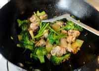 西兰花炒鸡的做法