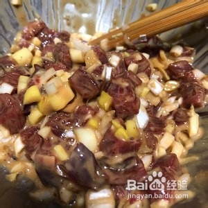 葱香蔬菜嫩爆牛肉粒制作过程