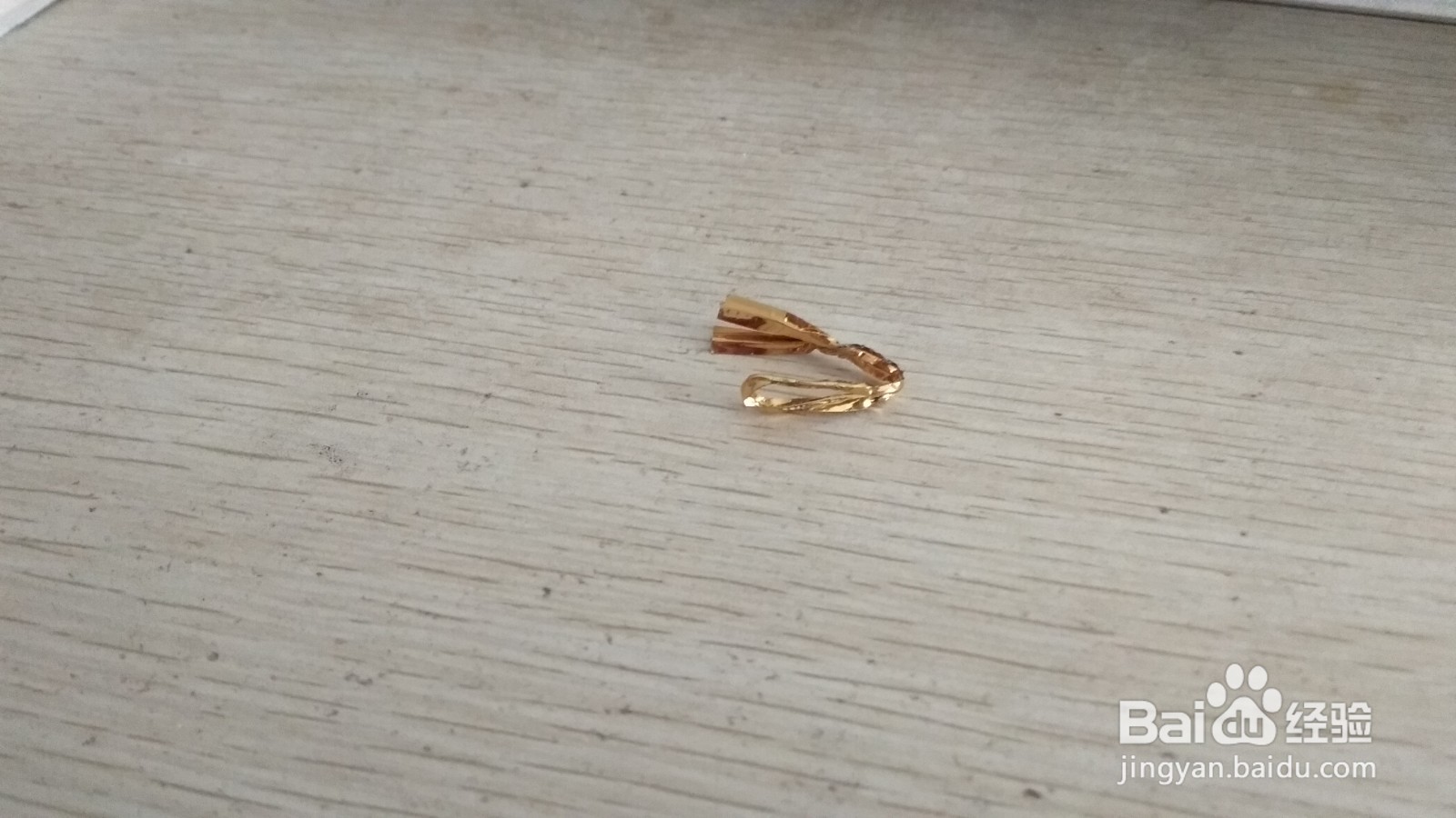 如何用一个面包袋绑绳做简易的手机的支架