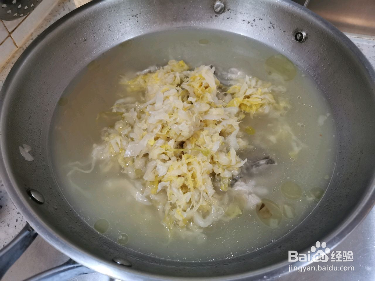 东北酸菜炖排骨的做法