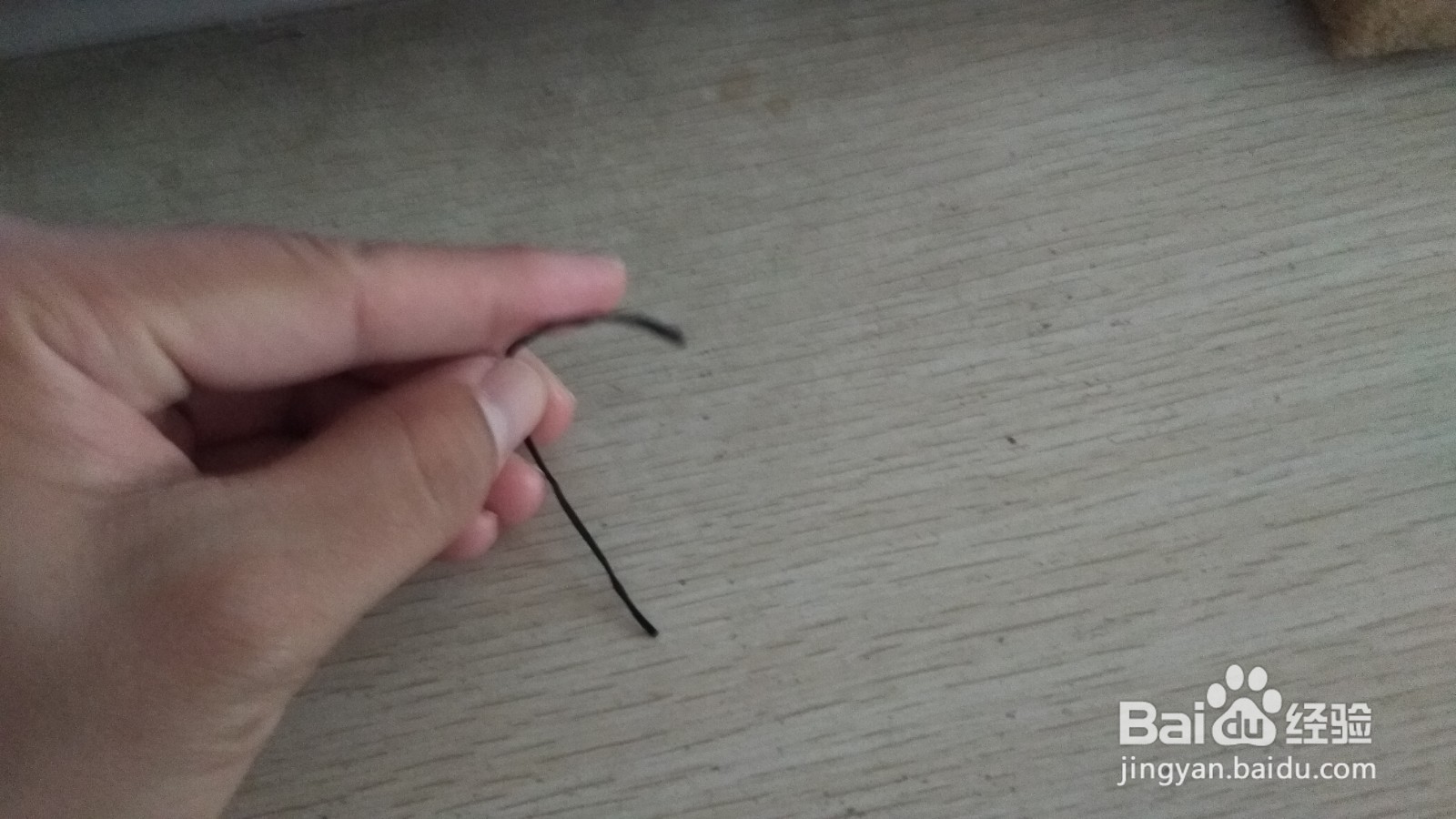 如何用一个数据线绑绳做简易的钢笔的支架