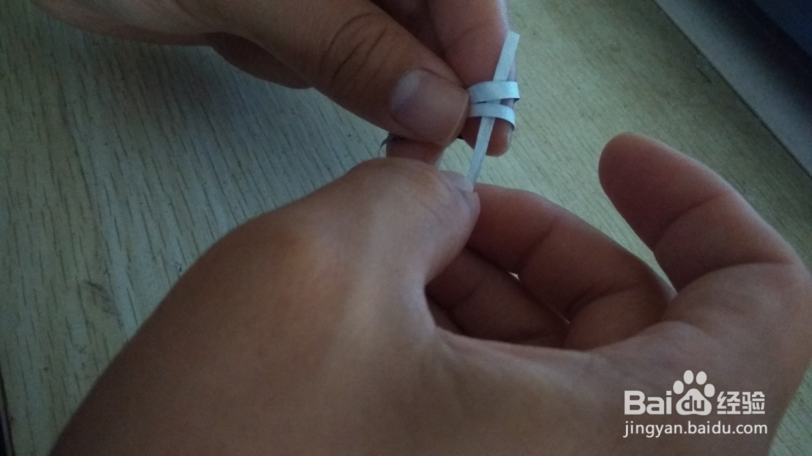 如何用一个细长的纸条做简易的钢笔的支架
