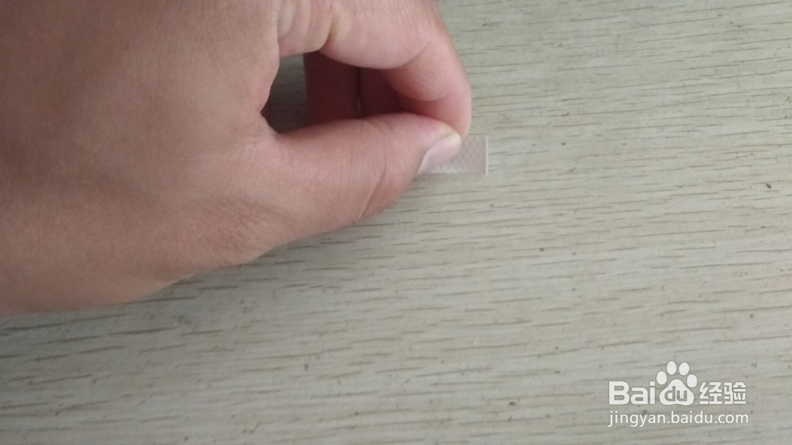 如何用一小块长方形水彩画纸做简易的手机支架
