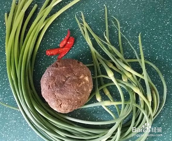 怎么制作美味的蒜苗炒猪血丸子？