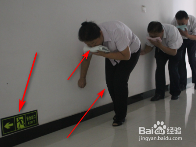 火灾现场逃生与自救中最主要措施是？