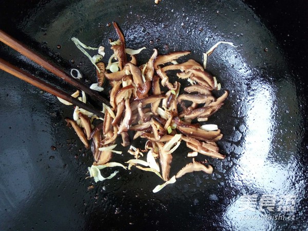 酱香肉丝炒米粉