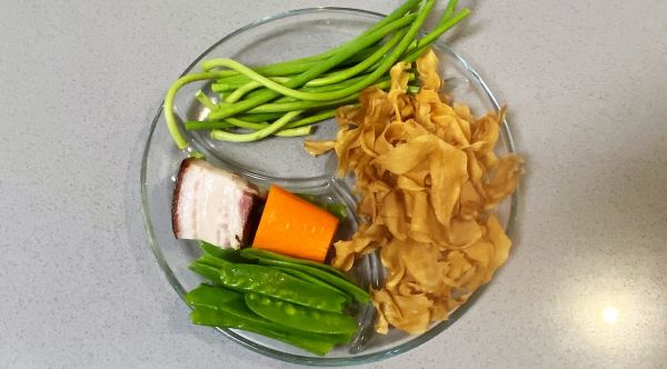 腊肉杏鲍菇炒荷兰豆