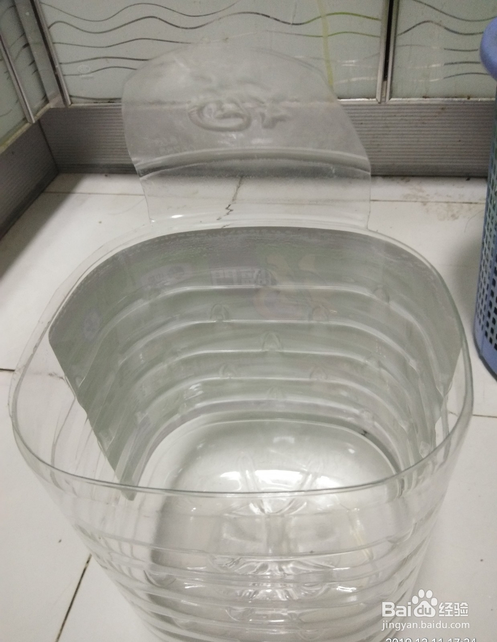 家庭小妙招-可挂厨房柜门垃圾桶的制作方法