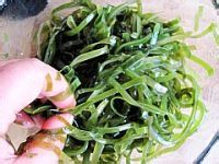 养颜瘦身私家秘方--油淋姜汁海带丝的做法