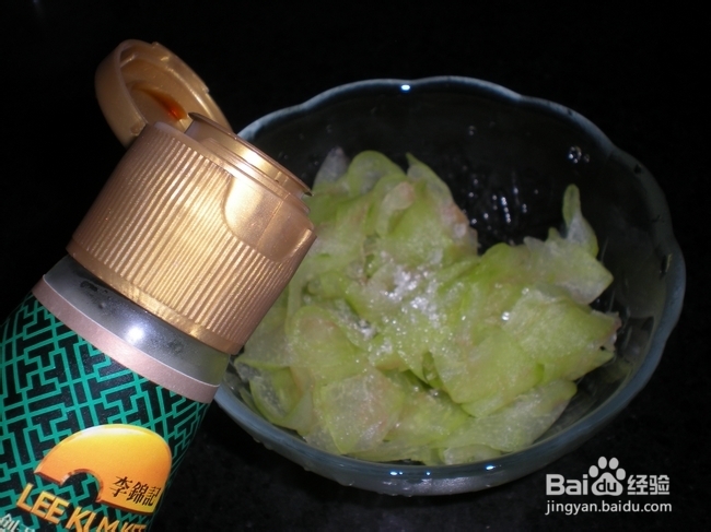 吃剩的西瓜皮也可以变身美味——凉拌西瓜皮