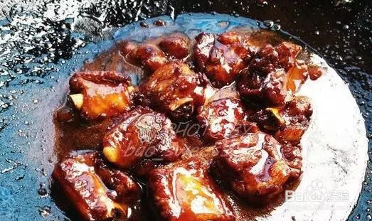 如何用排骨做出一道色香味俱全的松仁糖醋排骨呢